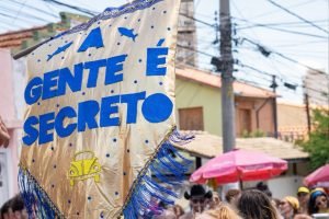 Foliões se vestem de personagens e símbolos do filme que celebram o cinema brasi