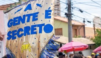 Foliões se vestem de personagens e símbolos do filme que celebram o cinema brasi