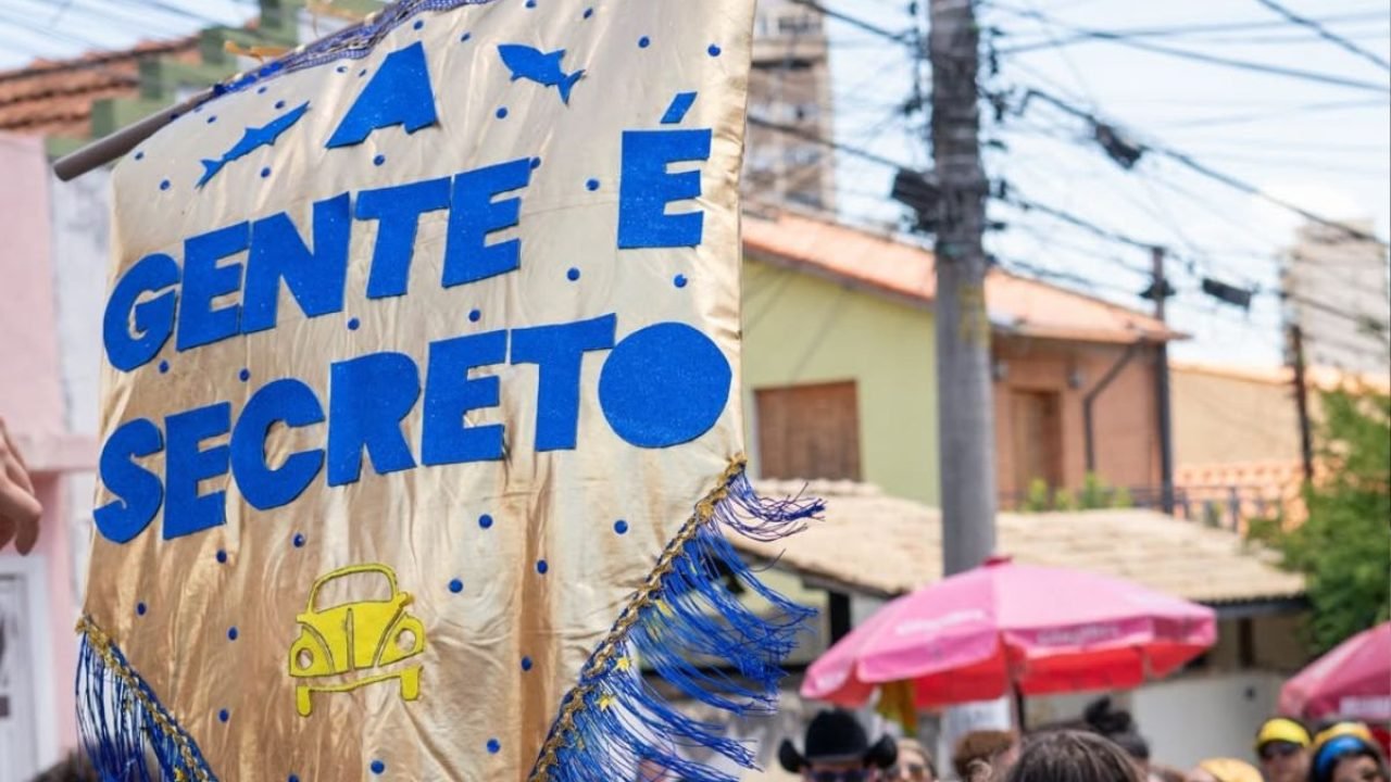 Foliões se vestem de personagens e símbolos do filme que celebram o cinema brasi