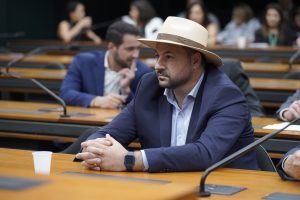 Geraldo Mendes no plenário da Câmara: recursos importantes que vão fortalecer a área da saúde em Campo Largo. Foto: Divulgação