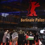 Atores sobem ao palco carregando a bandeira palestina após vencerem o prê — Foto