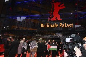 Atores sobem ao palco carregando a bandeira palestina após vencerem o prê — Foto