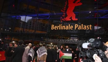Atores sobem ao palco carregando a bandeira palestina após vencerem o prê — Foto