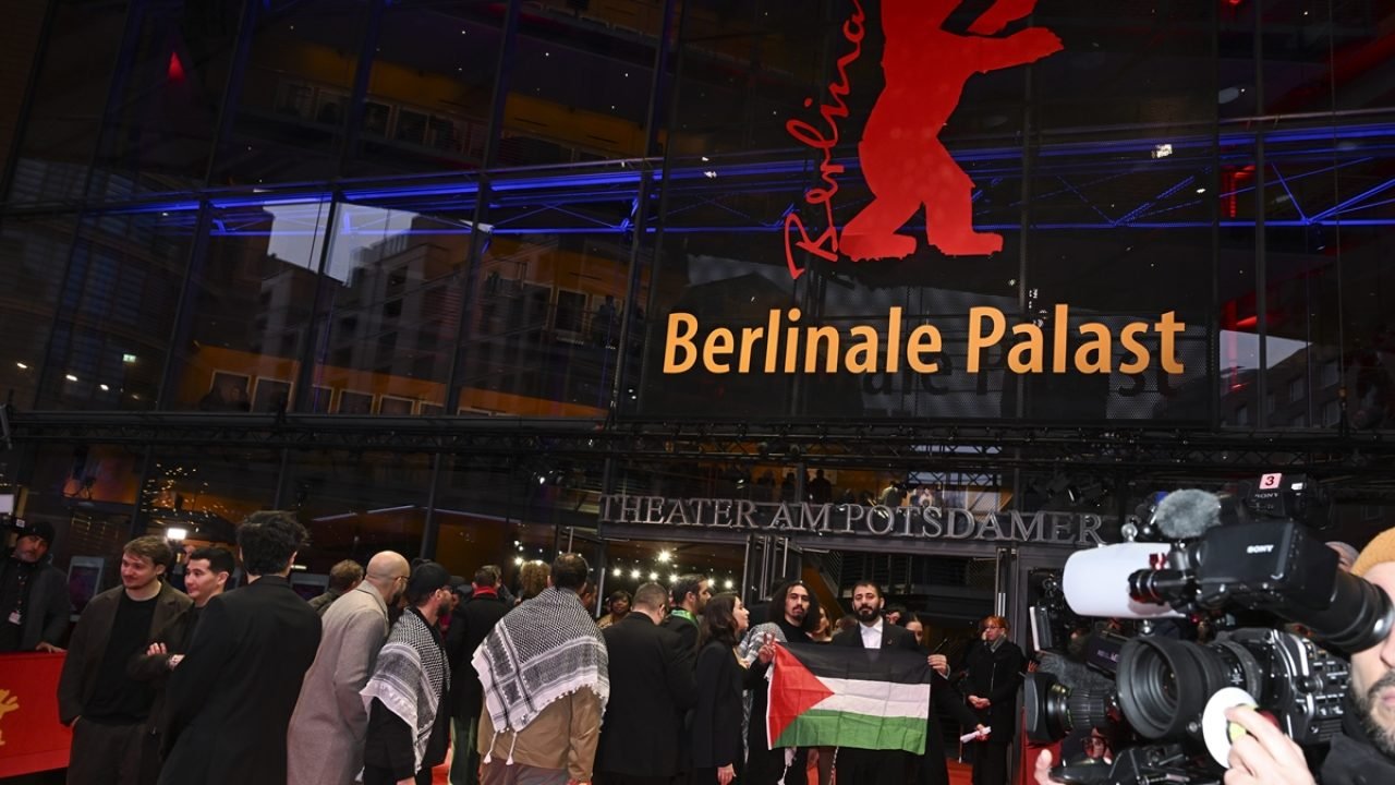 Atores sobem ao palco carregando a bandeira palestina após vencerem o prê — Foto