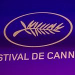 Imagem colorida de Logo do Festival de Cannes exibida durante a coletiva — Foto: