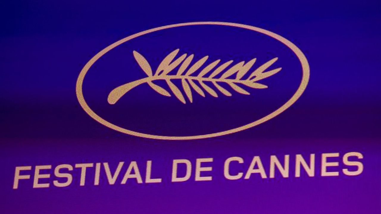 Imagem colorida de Logo do Festival de Cannes exibida durante a coletiva — Foto: