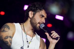 Foto: Cantor sertanejo é a grande atração da festa da rádio Massa FM (Foto: Feli