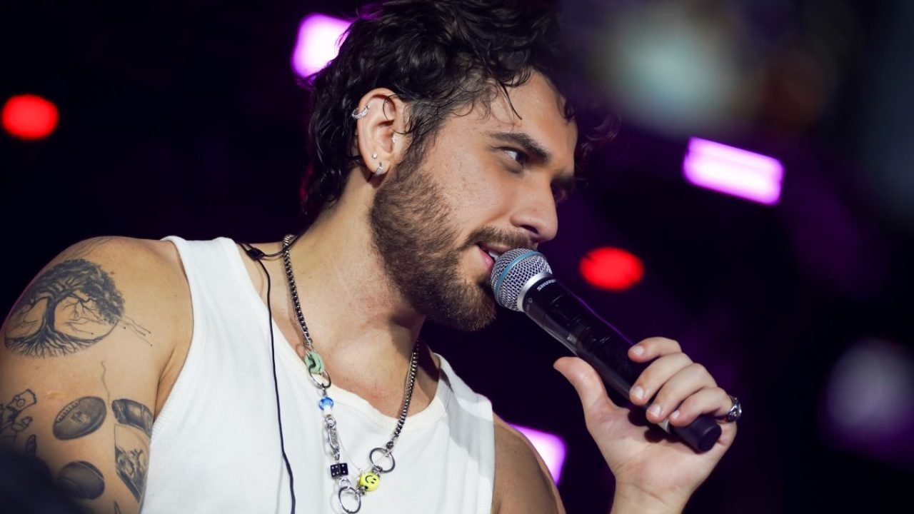 Foto: Cantor sertanejo é a grande atração da festa da rádio Massa FM (Foto: Feli