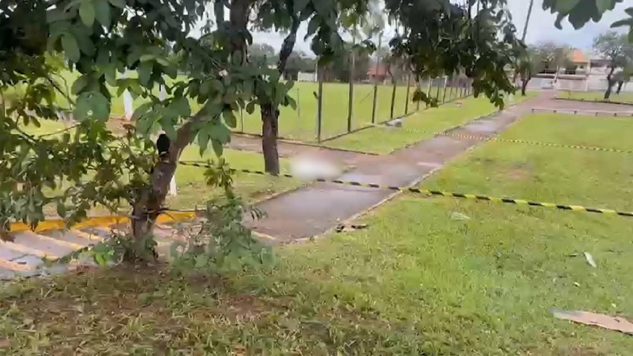 Foto: A principal suspeita é de que o homem tenha sido deixado no local (Foto: R