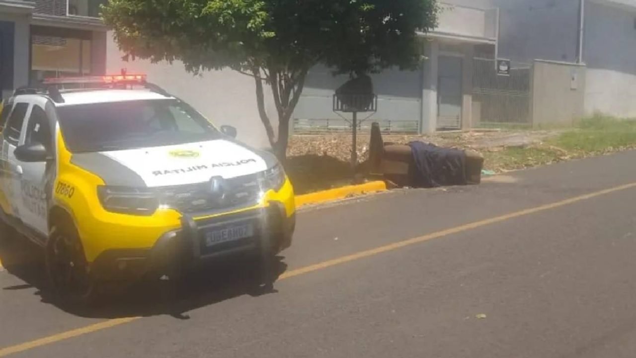 Foto de um sofá abandonado na rua — Foto: Foto: PMPR