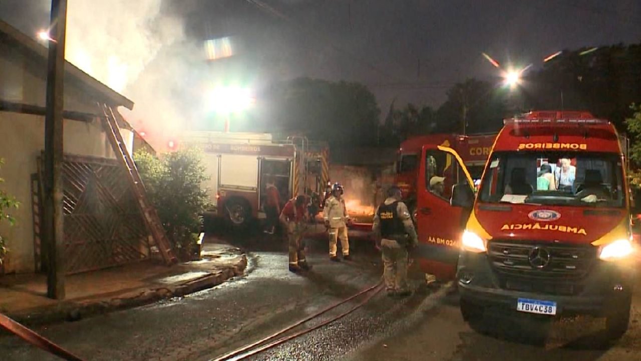 Incêndio em casa no Paraná — Foto: Foto: Rede Massa