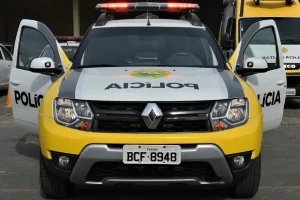 A vítima estava em um bar quando dois homens chegaram ao local em uma motociclet