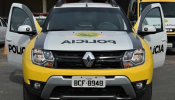 A vítima estava em um bar quando dois homens chegaram ao local em uma motociclet