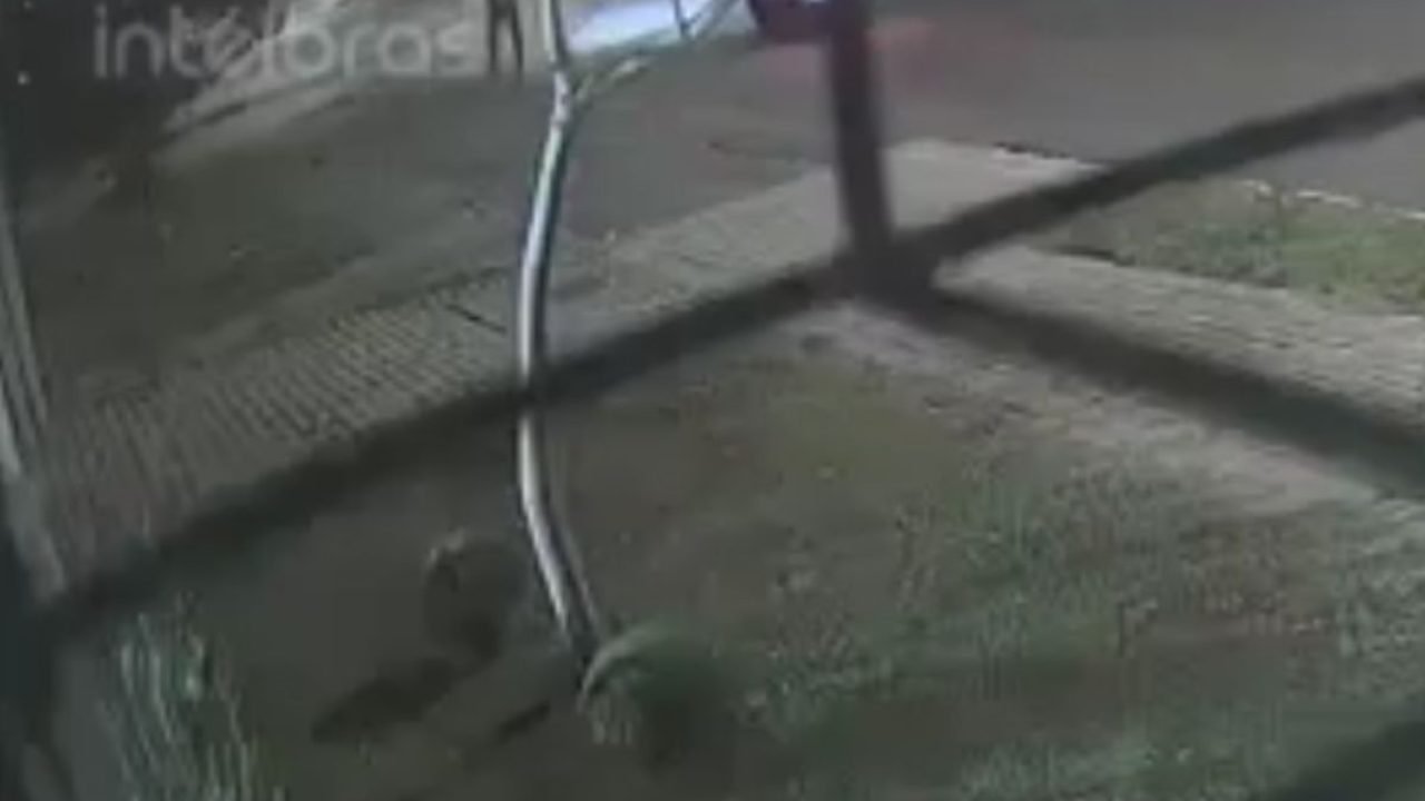 Foto: O autor dos disparos está foragido. (Reprodução/Câmeras de segurança)