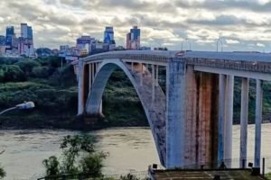 Ponte da Integração Brasil-Paraguai está aberta apenas para a passagem de caminh