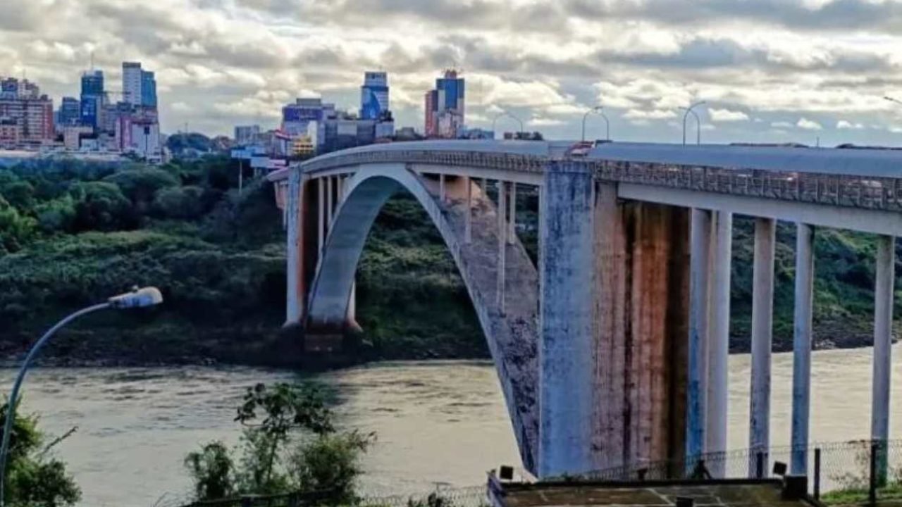Ponte da Integração Brasil-Paraguai está aberta apenas para a passagem de caminh