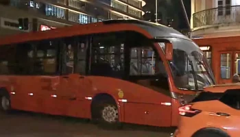 Foto: Uma idosa de 73 anos ficou ferida após ser atropelada por um ônibus biarti