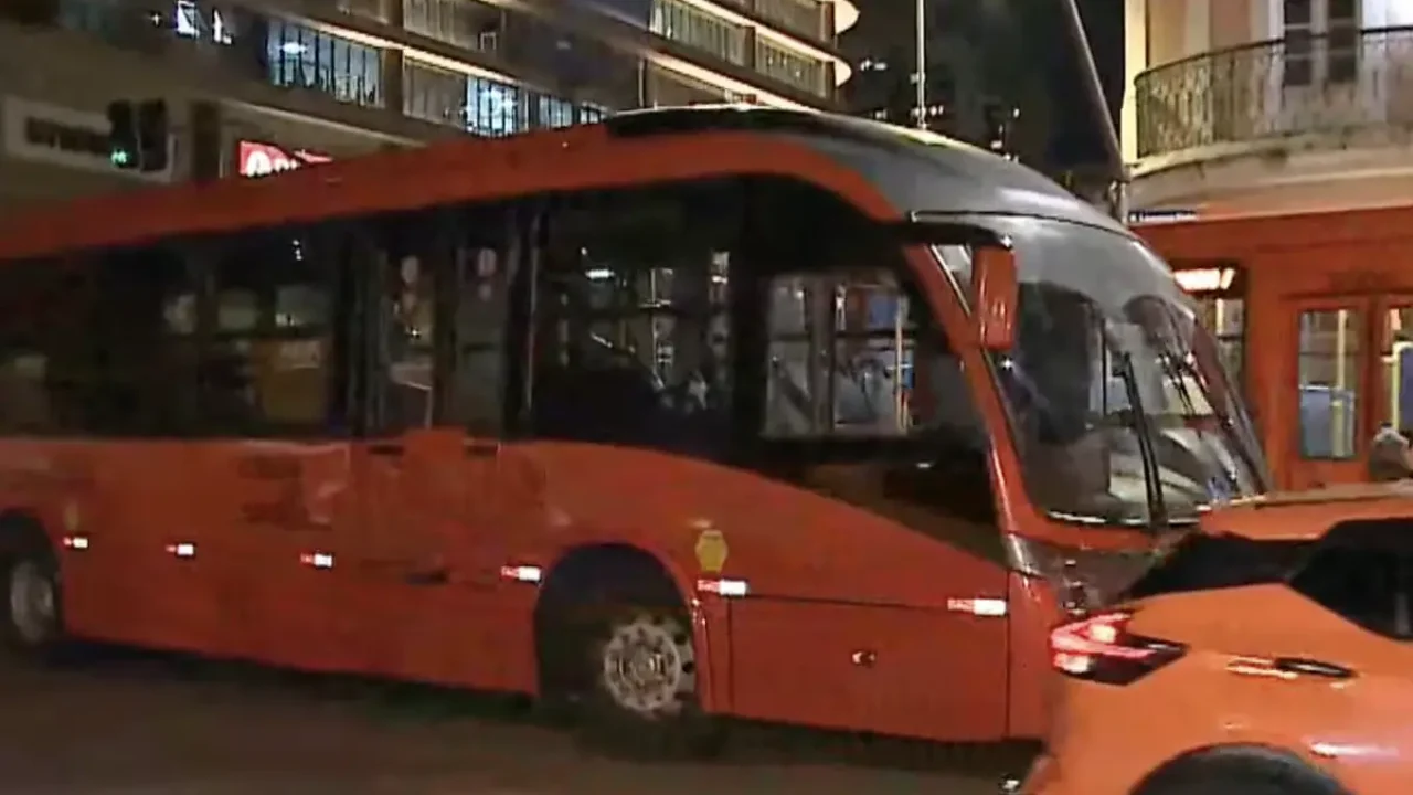 Foto: Uma idosa de 73 anos ficou ferida após ser atropelada por um ônibus biarti