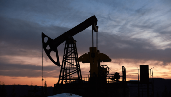 Petróleo dispara e beira US$ 100 após retomada de confrontos entre Israel e Irã