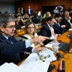 Senador Randolfe Rodrigues (PT-AM) foi um dos que lideraram o 'enterro' do relatório da CMPI (Foto: Marcos Oliveira/Agência Senado)