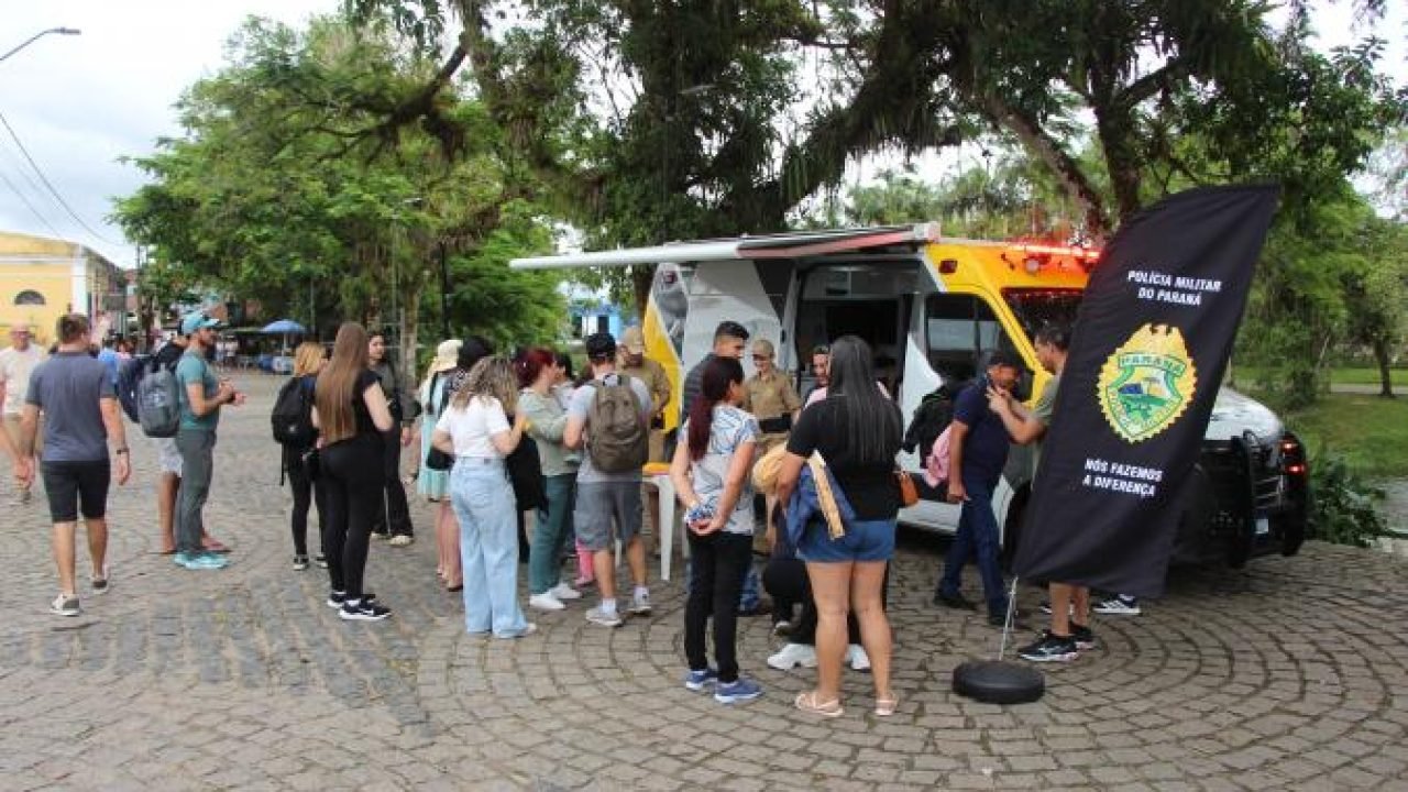 PMPR reforça interação com a comunidade em Morretes — Foto: Governo do Paraná