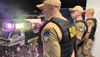 Trios elétricos animam foliões em Guaratuba durante o penúltimo dia do Carnaval,