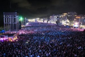 Público recorde no primeiro grande show da temporada em Matinhos — Foto: Governo