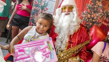 Crianças recebem presentes arrecadados pela Portos do Paraná — Foto: Governo do