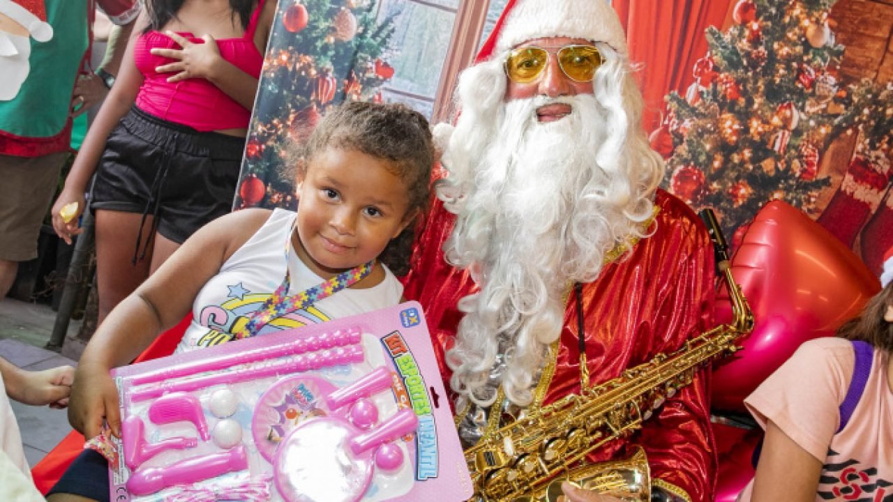 Crianças recebem presentes arrecadados pela Portos do Paraná — Foto: Governo do