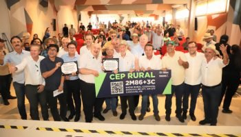 Placa simbólica de CEP Rural entregue pela Coopavel durante lançamento — Foto: G