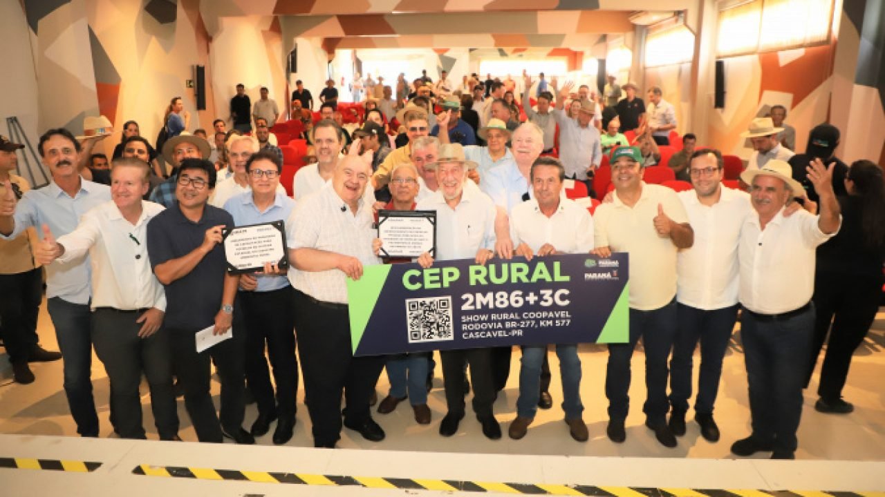 Placa simbólica de CEP Rural entregue pela Coopavel durante lançamento — Foto: G