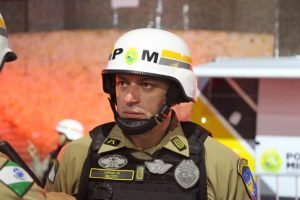 Foliões circulam pela avenida 29 de abril em Guaratuba, sob proteção de esquema