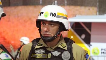 Foliões circulam pela avenida 29 de abril em Guaratuba, sob proteção de esquema