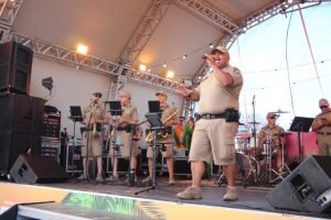 Banda da PMPR se apresenta na Praia Brava de Caiobá — Foto: Governo do Paraná