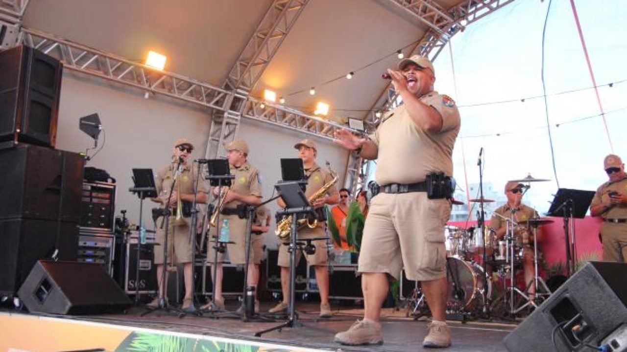 Banda da PMPR se apresenta na Praia Brava de Caiobá — Foto: Governo do Paraná
