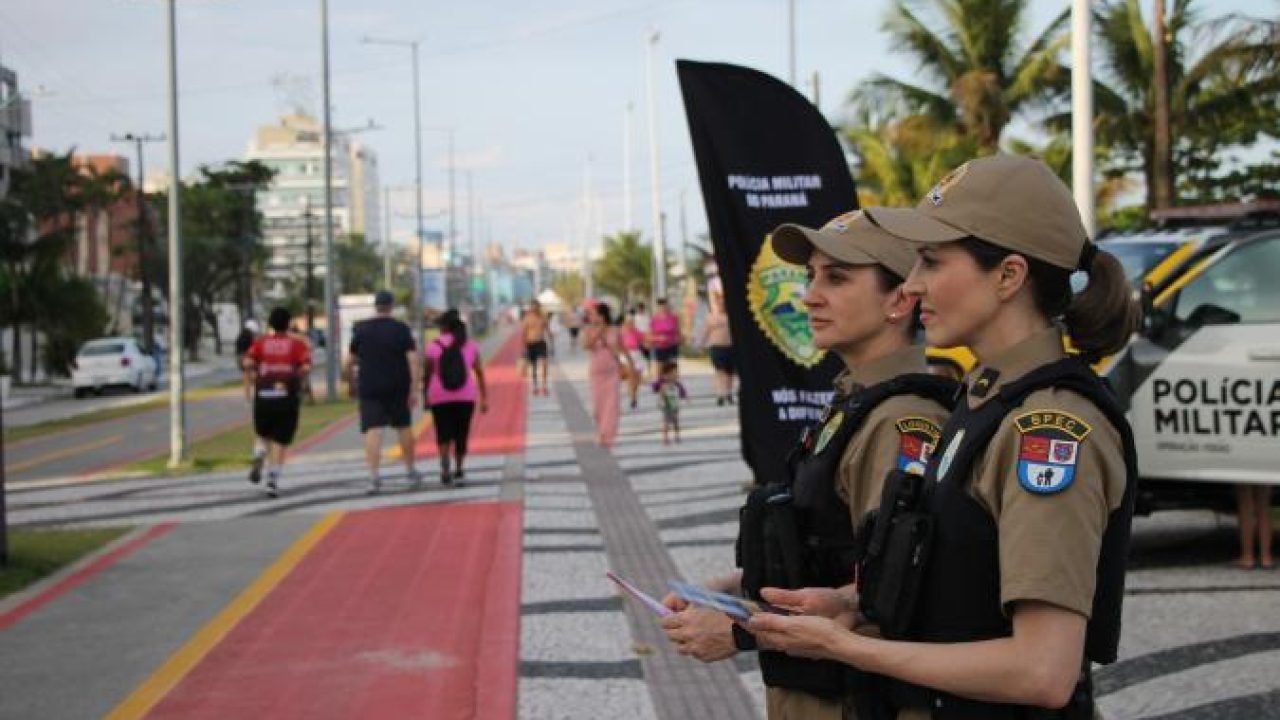 Ação de conscientização na orla de Matinhos — Foto: Governo do Paraná