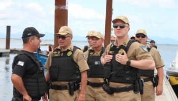 Comandante e Subcomandante-Geral da PMPR visitam Ilha do Mel — Foto: Governo do