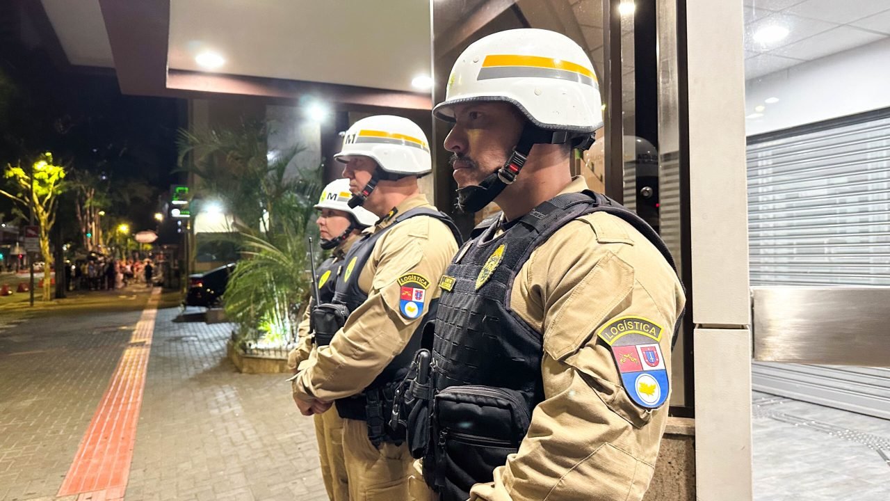 Polícia Militar do Paraná durante o Carnaval de Curitiba — Foto: Crédito da imag