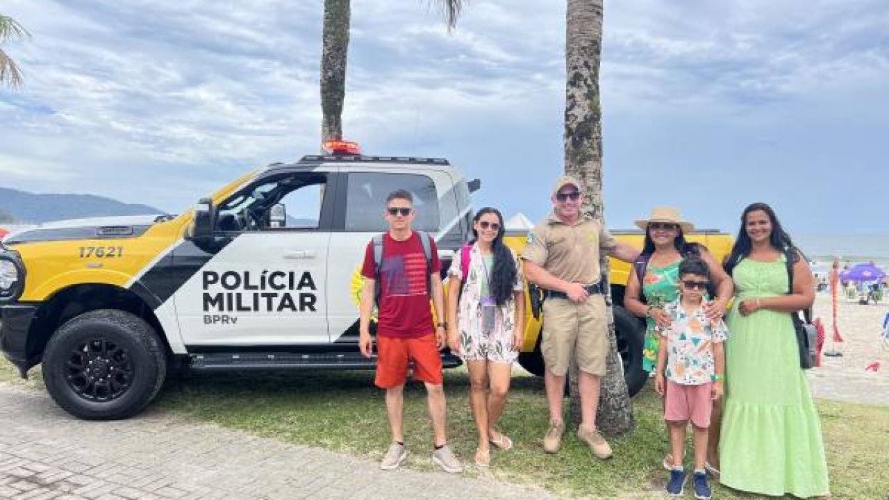 Policiais militares interagiram com a comunidade em Guaratuba — Foto: Governo do