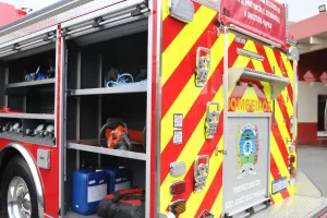 Os bombeiros encontraram o corpo da vítima enquanto combatiam as chamas — Foto: