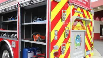Os bombeiros encontraram o corpo da vítima enquanto combatiam as chamas — Foto: