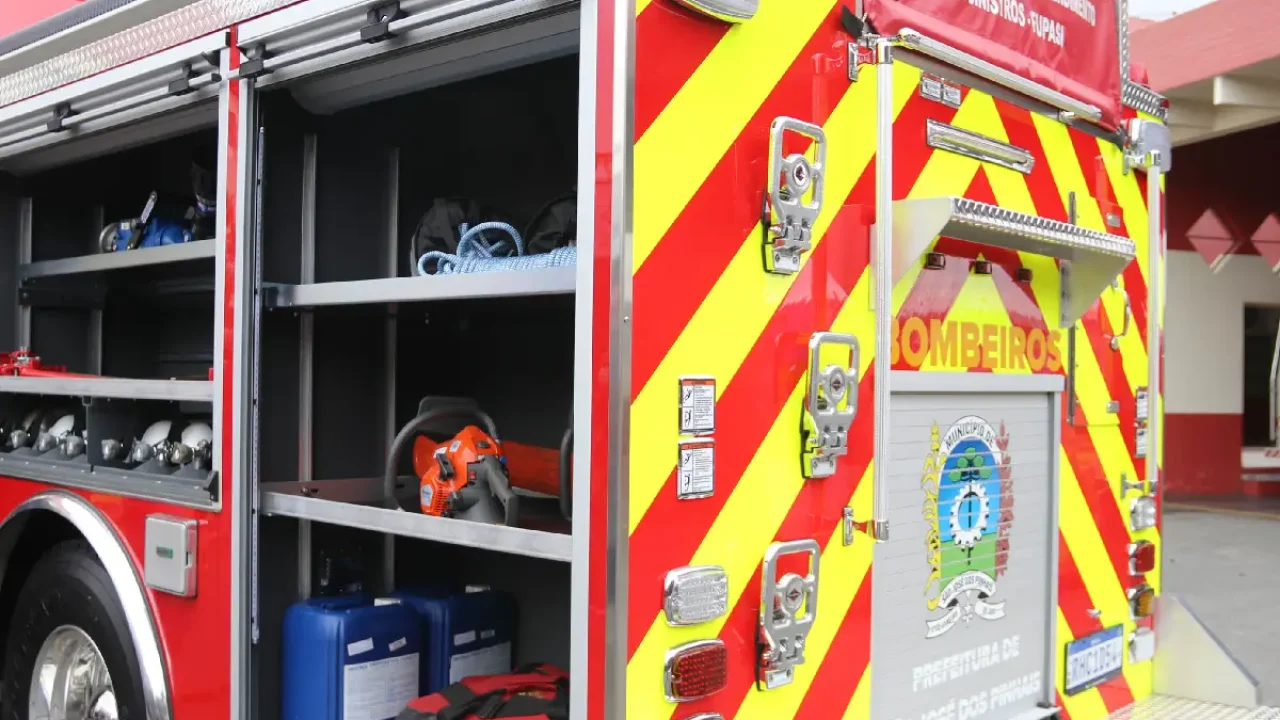 Os bombeiros encontraram o corpo da vítima enquanto combatiam as chamas — Foto: