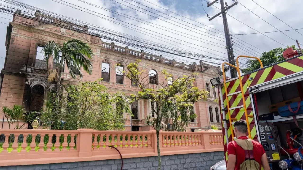 Foto: Os estudantes que não têm acesso à internet vão receber o material impress