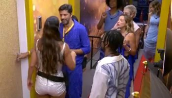 Imagem colorida de Ivete Sangalo passeando com os participantes pela casa — Foto