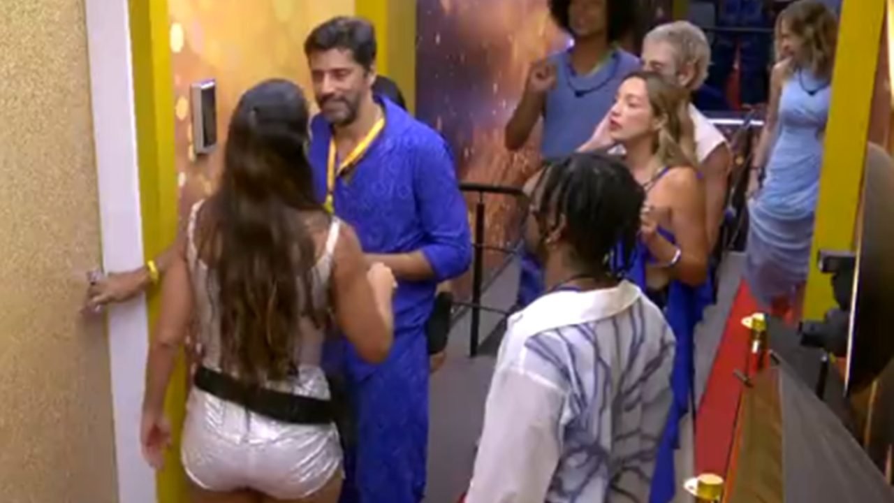 Imagem colorida de Ivete Sangalo passeando com os participantes pela casa — Foto