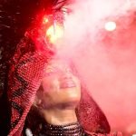 A cantora IZA homenageia Ney Matogrosso durante o desfile da Imperatriz Leopoldi