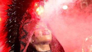 A cantora IZA homenageia Ney Matogrosso durante o desfile da Imperatriz Leopoldi