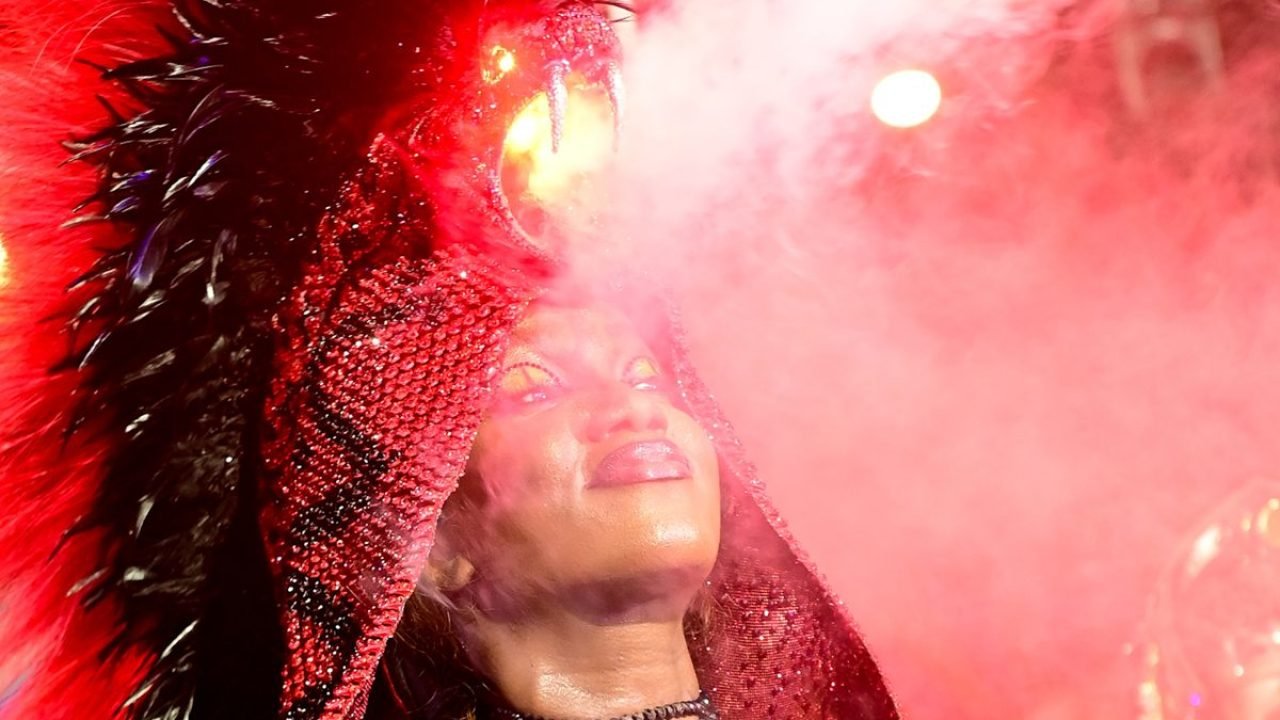 A cantora IZA homenageia Ney Matogrosso durante o desfile da Imperatriz Leopoldi