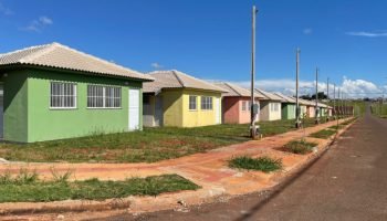 Famílias de Jaguapitã recebem chaves de casas próprias — Foto: Governo do Paraná