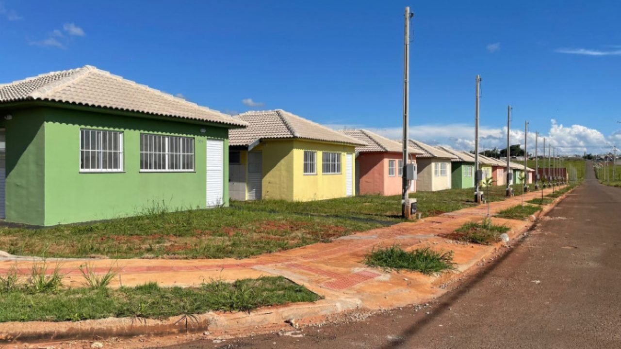 Famílias de Jaguapitã recebem chaves de casas próprias — Foto: Governo do Paraná